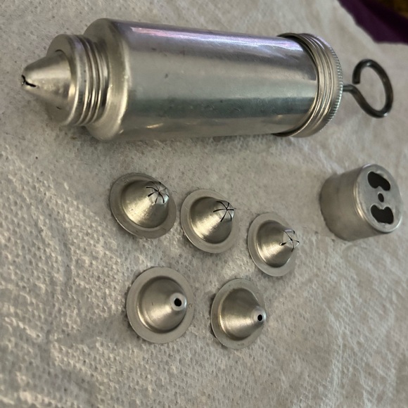 Vintage 1950s Beautiful Cakes Aluminum Cake Decorator With 6 Tips - Picture 1 of 5